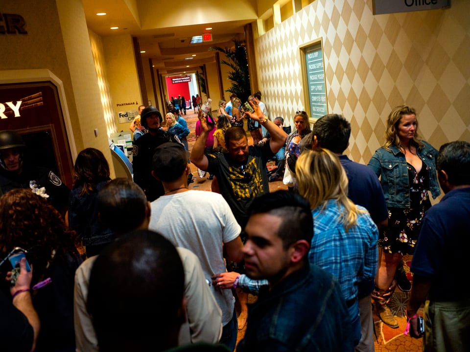 Menschen im Gang eines Hotels in Las Vegas.