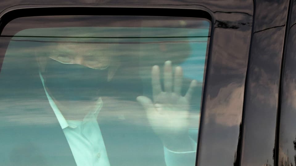 Trump mit Maske im SUV bei seinem Ausflug