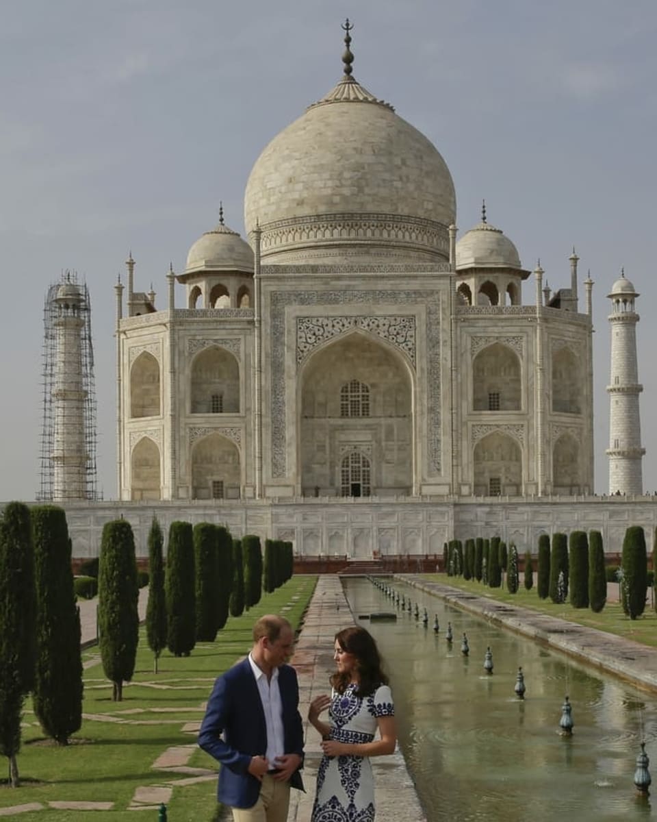 Mann und Frau vor indischem Tempel