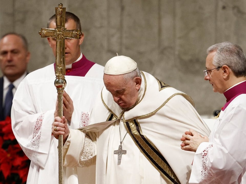 Papst Franziskus feiert im Petersdom in Rom die Christmette.