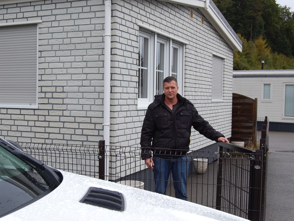 Mike Gerzner im Winterquartier in Posieux: Mobilhome-Idylle mit Gartenzaun.