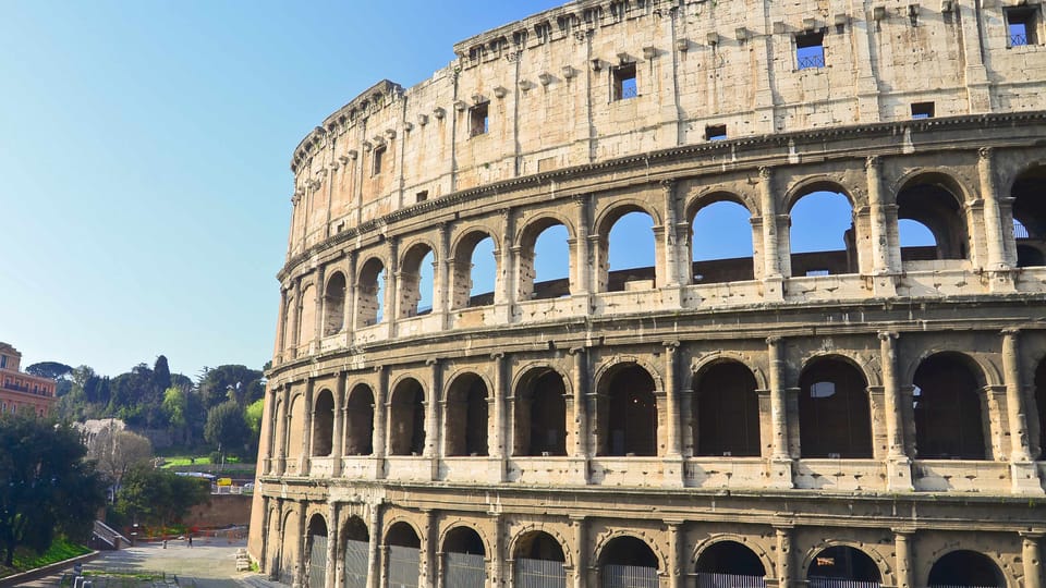 blauer Himmel und das bekannte Colosseum.