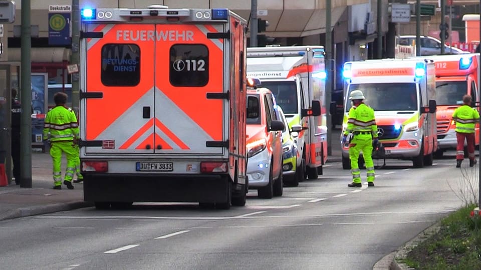Krankenwagen und Helfer sind vor dem Fitnessstudio in der Duisburger Innenstadt im Einsatz.