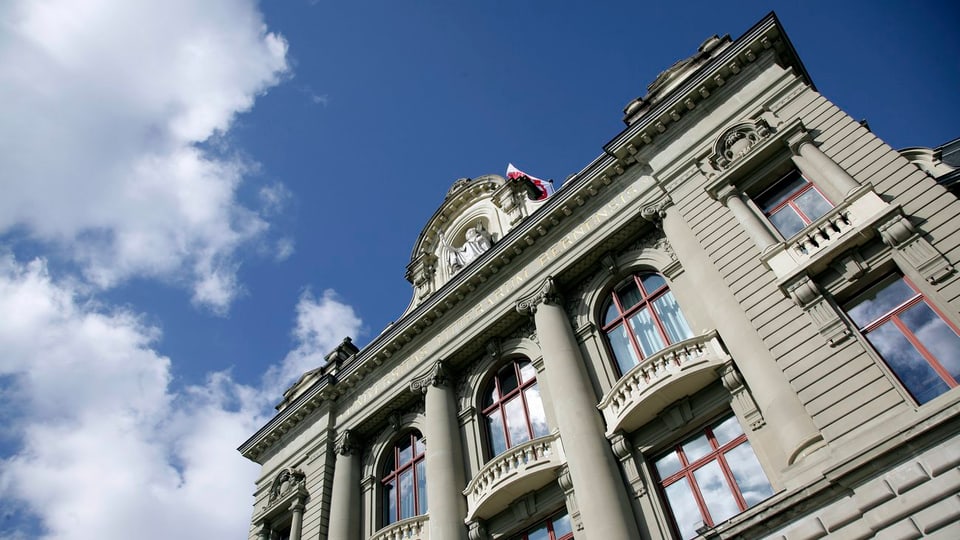 Das Hauptgebäude der Universität Bern, darüber schweben weisse Wolken