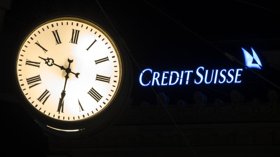 Uhr und daneben der Schriftzug der Credit Suisse