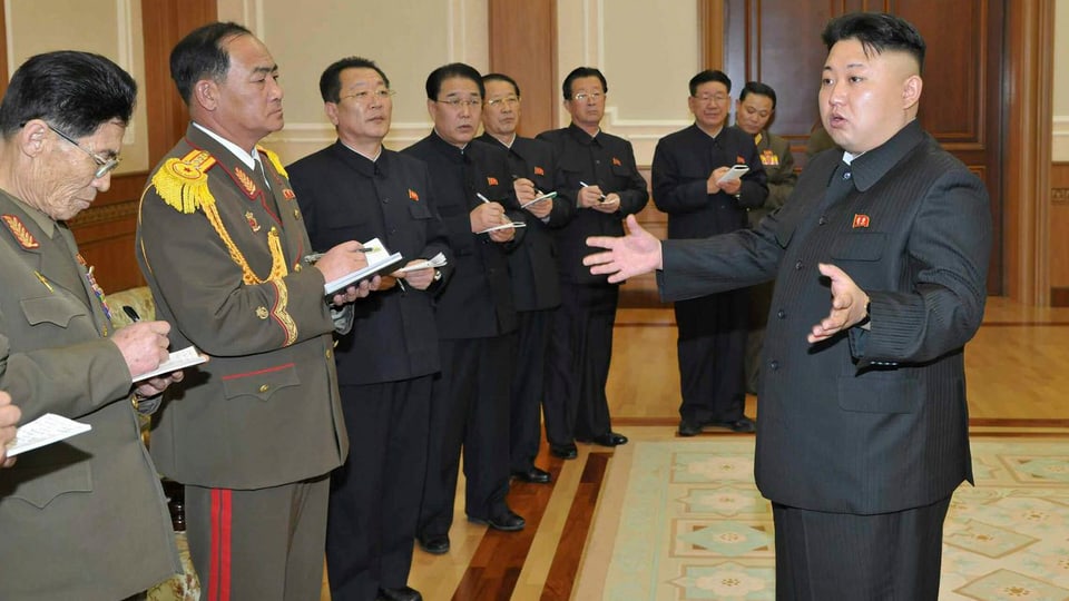 Kim Jong Un mit Mitarbeitern.