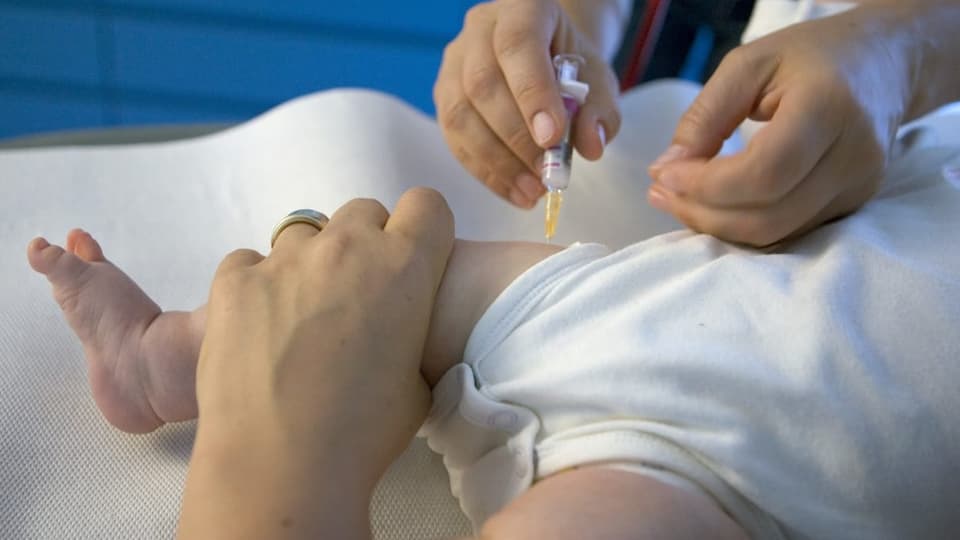 Impfung eines zwei Monate alten Mädchens.