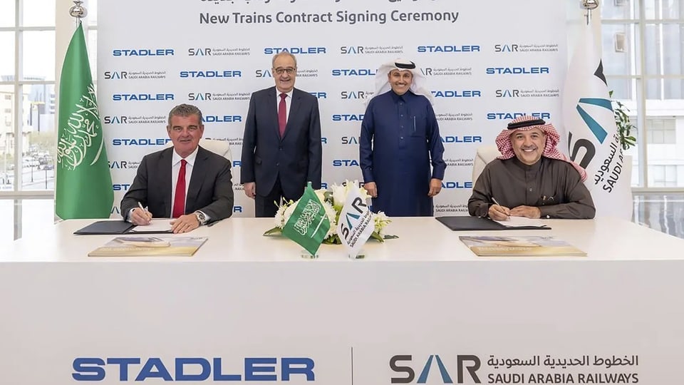 Ein Vertrag zwischen Stadler und Saudi Arabia Railways wird unterschrieben.