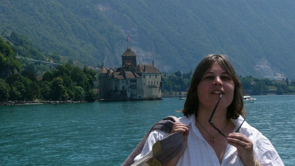 Frau vor See und Schloss