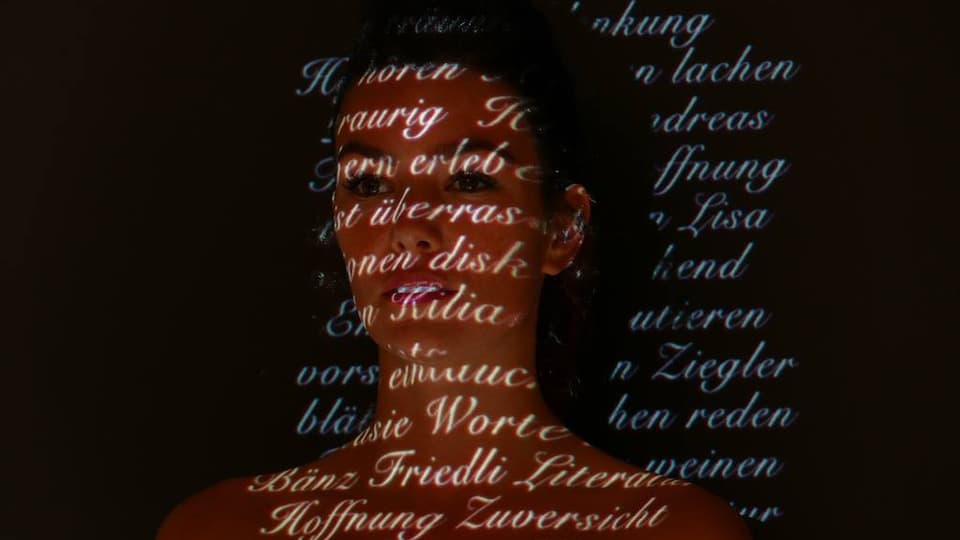 Frau mit projizierter Schrift auf dem Kopf.