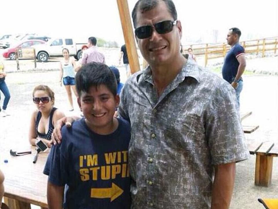 «Neben mir steht ein Dummkopf»: Dieses Foto des ecuadorianischen Präsidenten Rafael Correa verbreitete sich auf Twitter in Windeseile. Die Mutter des Jungen entschuldigte sich und meinte, ihr Sohn habe nicht gewusst, was auf seinem T-Shirt stehe. 