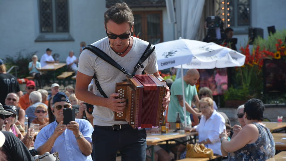 Florian Ast spielt mit seiner Handorgel «Dr Daneli vo Trueb».