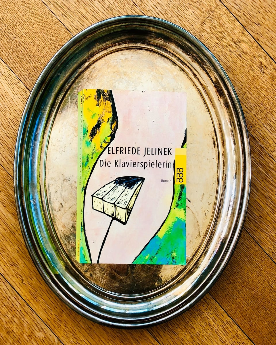 Der Roman «Die Klavierspielerin» von Elfriede Jelinek liegt auf einem Silbertablett