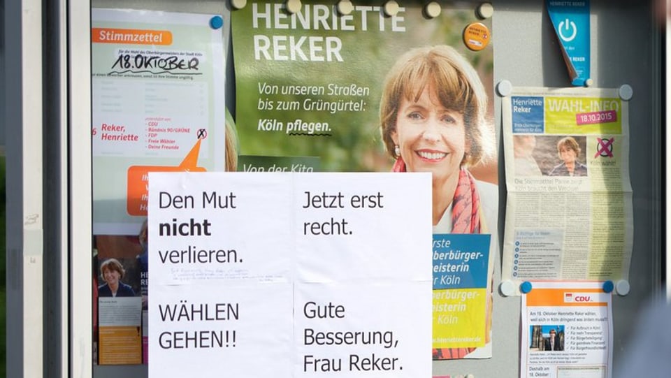 Glaskasten mit Wahlplakat von Henriette Reker und dem Aufruf, wählen zu gehen