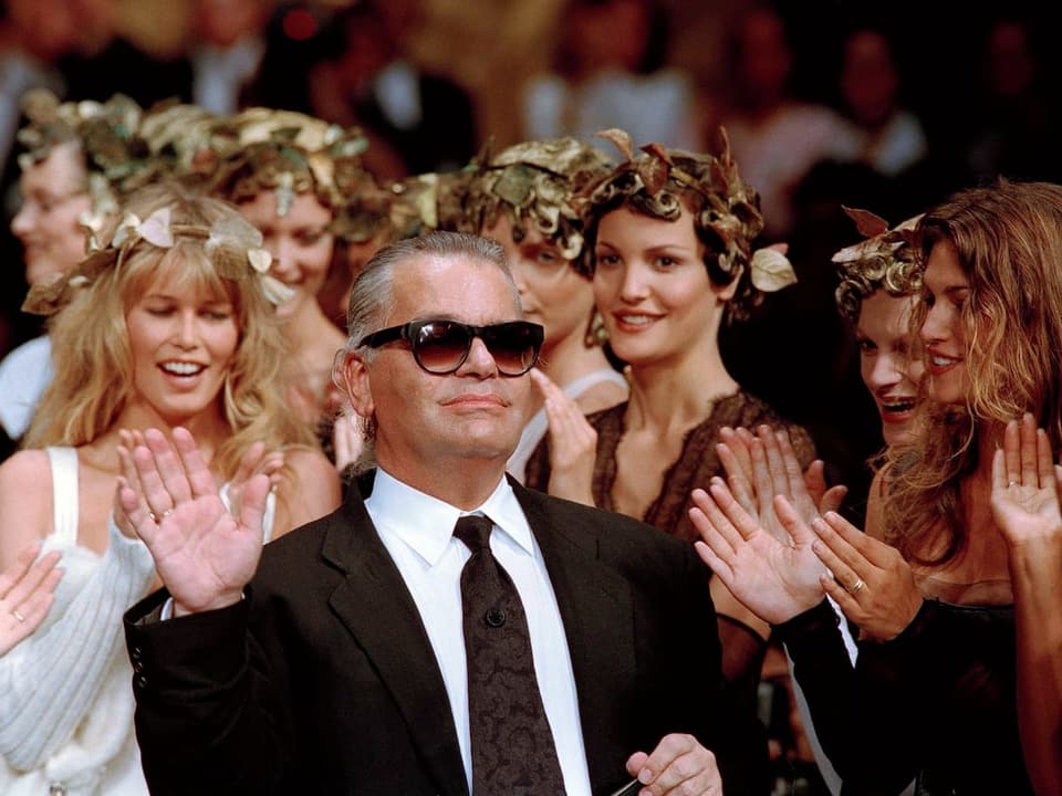 Karl Lagerfeld und seine Models an einer Chanel-Modenschau im Jahr 1993.