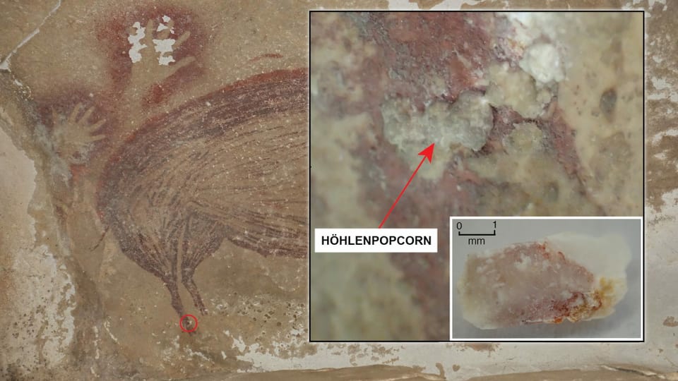 Nahaufnahme von Löchern in einer bemalten Felswand, in denen sich weisslicher Klak abgelagert hat.