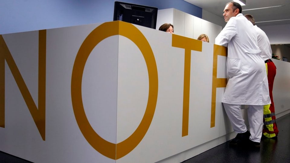 Ein Arzt und ein Rettungssanitäter in der Notfallstation des Kantonsspitals Obwalden. 