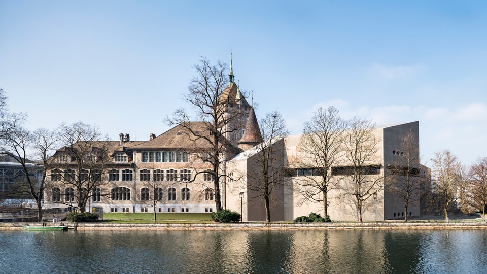 Der Neubau aus Sichtbeton und der Altbau, das Schloss, des Landesmuseum von der Limmat aus gesehen.
