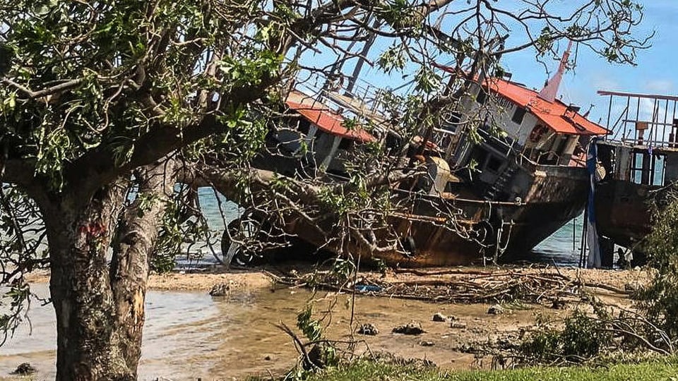 Ein Schiff, das wegen eines Zyklons auf dem Inselstaat Vanuatu 2020 umgekippt ist.