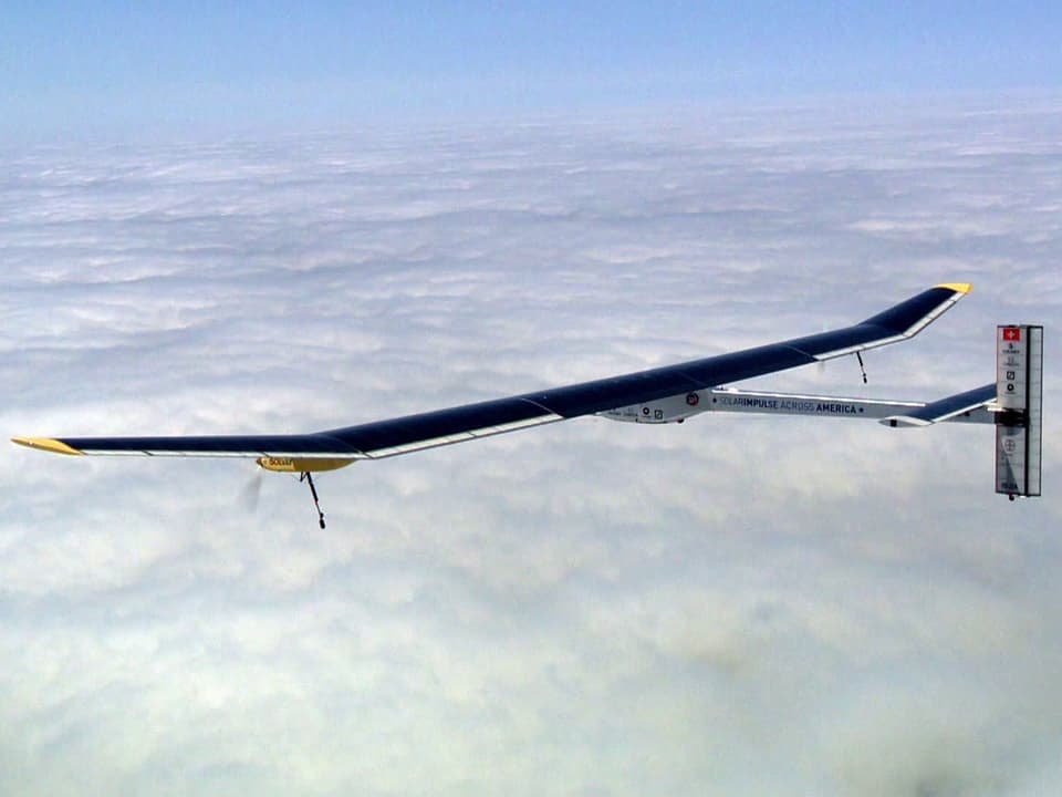 Ein Foto des Solar Impulse, wie es fliegt.