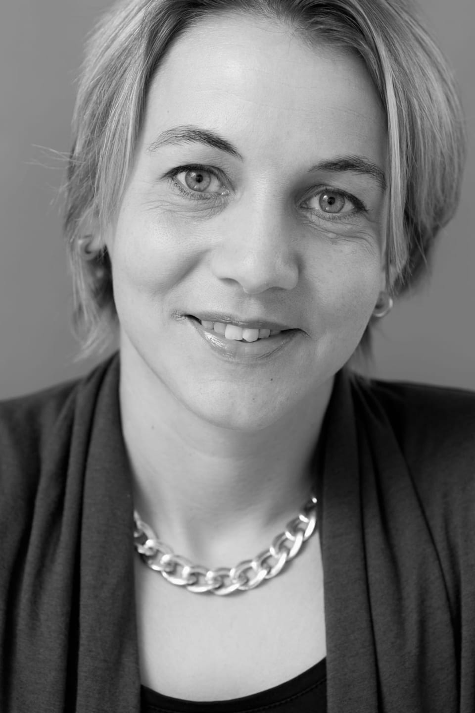 Schwarzweiss-Portrait von Simone Weber.