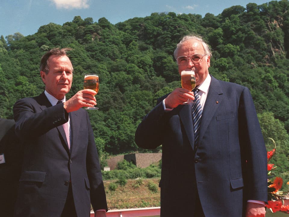 1989 in Koblenz: US-Präsident George H. W. Bush und Bundeskanzler Helmut Kohl prosten nicht sich zu, sondern dem Schiff MS Stolzenfels. (keystone)