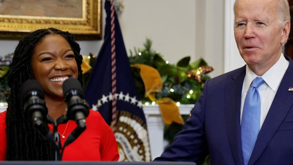 Biden mit der Ehefrau Brittney Griners, Cherelle, im Weissen Haus.