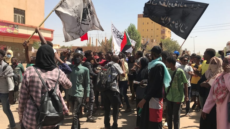Widerstandskomitees schwenken ihre Fahnen an einem Protest in Khartoum. 