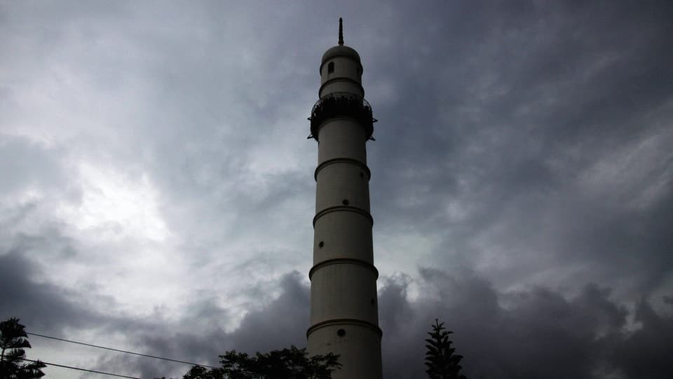 Zwei Bilder zeigen den Dharahara-Turm vor und nach dem Beben