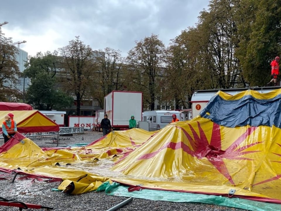 Aufbau im regnerischen Basel