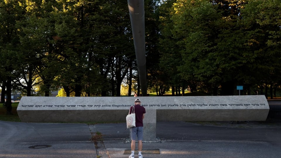Ein Mann steht vor dem Denkmal des Anschlags während den Olympischen Spielen 1972.
