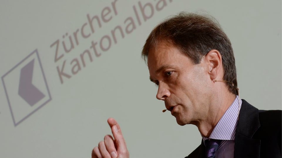 ZKB-Chef Martin Scholl spricht vor dem Logo der Bank