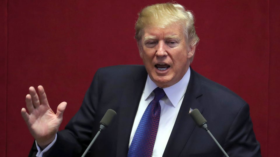 US-Präsident Donald Trump vor zwei Mikrofonen