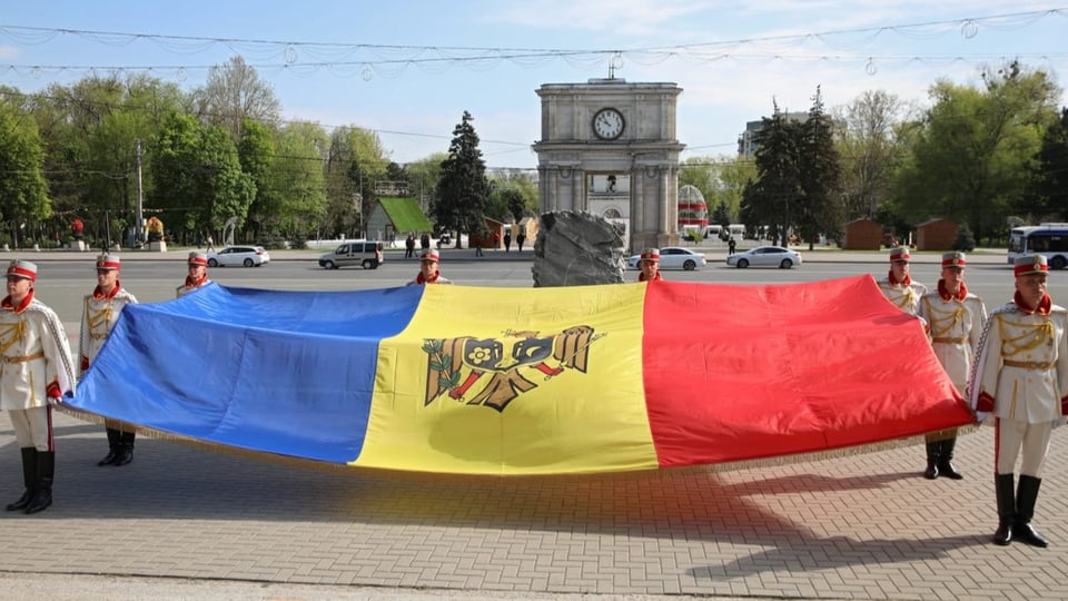 Mitglieder der Ehrengarde halten die moldawische Flagge während einer Zeremonie zum Tag der Staatsflagge in Chisinau.