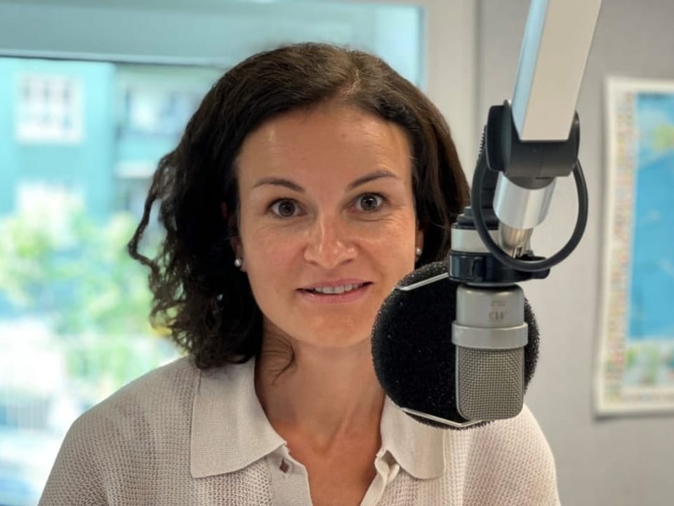 Das Bild zeigt eine Frau in einem Radiostudio. 