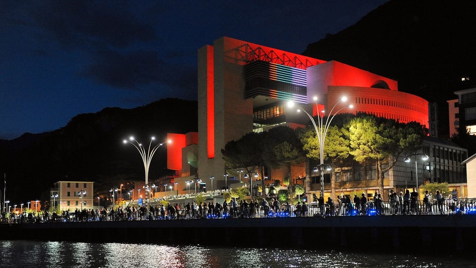 Rot beleuchtetes Casino, vom See aus fotografiert.