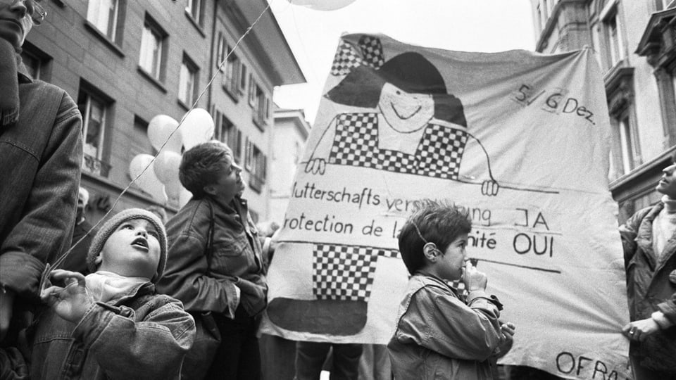 Zahlreiche Menschen demonstrieren am 14. November 1987 für die Mutterschaftsversicherung.