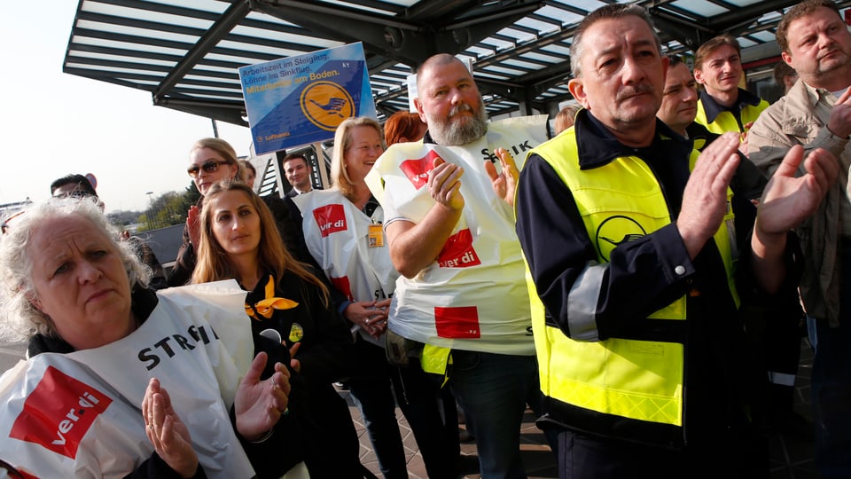 Gewerkschaftsmitglieder nehmen am Warnstreik teil am Flughafen Berlin Tegel Ende April. 