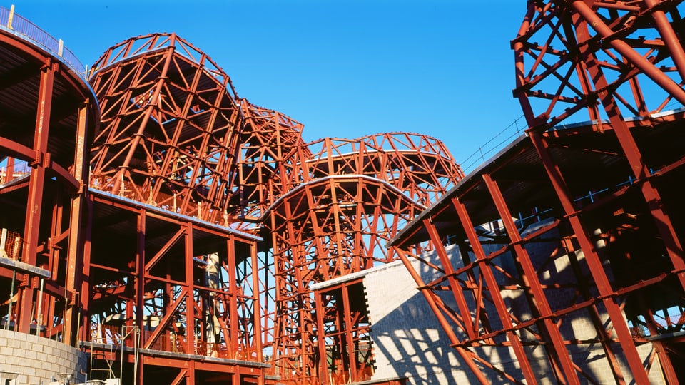 Rote Stahlgerüste des Guggenheim-Baus