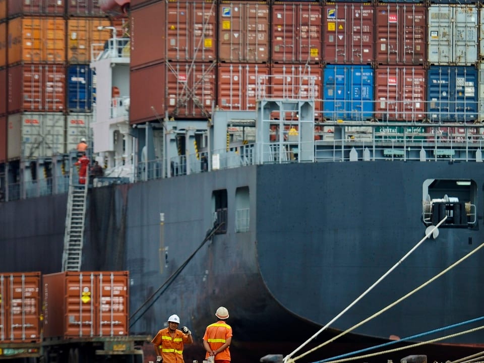 Beladenes Containerschiff in einem chinesischen Hafen: