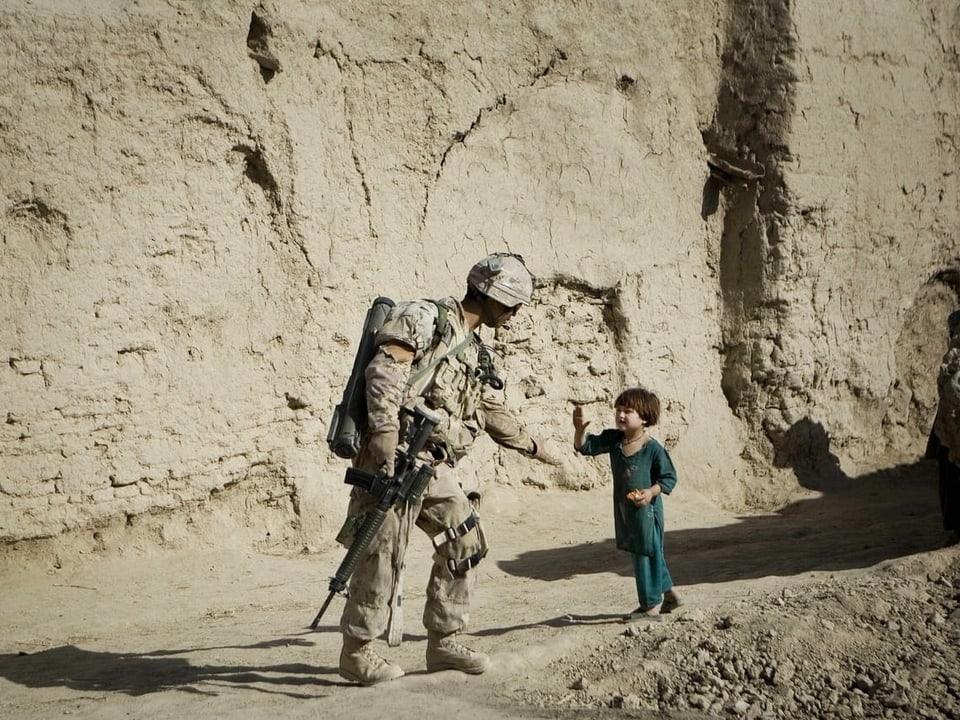 US-Soldat mit Kind, nahe Kandahar 2010.