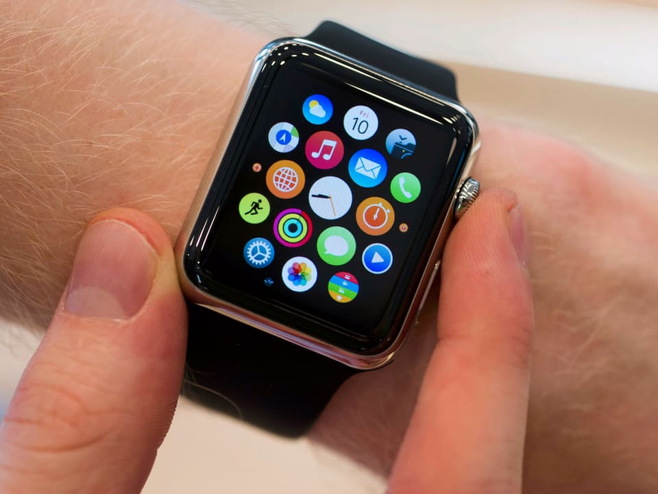 Eine Apple-Watch an einem Handgelenk.