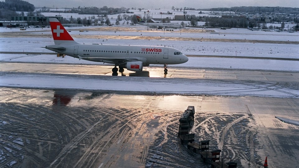 Flugzeug auf einer verschneiten Piste.