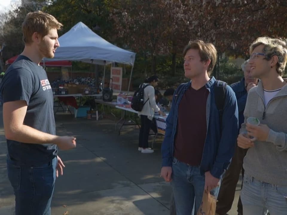 Mark Putman spricht mit Leuten auf der Strasse. 