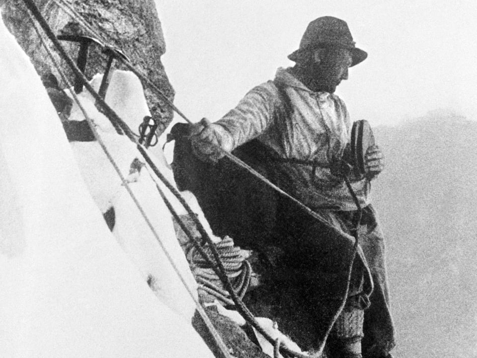 Bergsteiger Heinrich Harrer isst ein Butterbrot während der Erstbesteigung der Eigernordwand