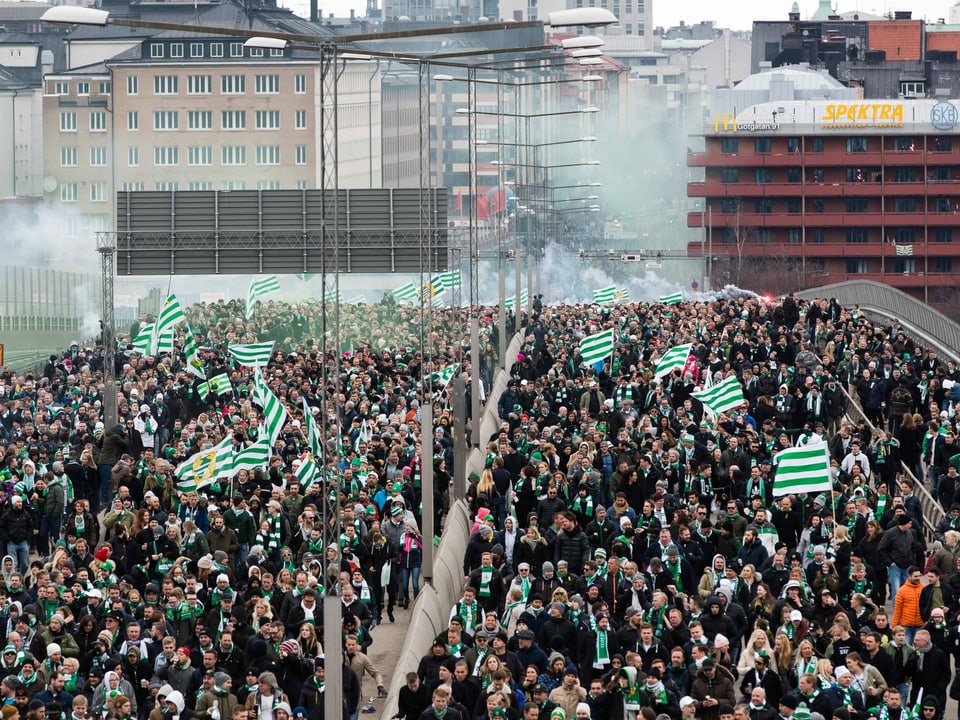 Hammarby-Fans laufen gemeinsam zum Stadion.