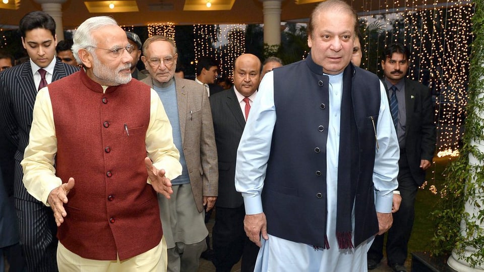 Der indische Premier Narendra Modi neben Ministerpräsident Nawaz Sharif aus Pakistan auf dem Flughafen von Lahore