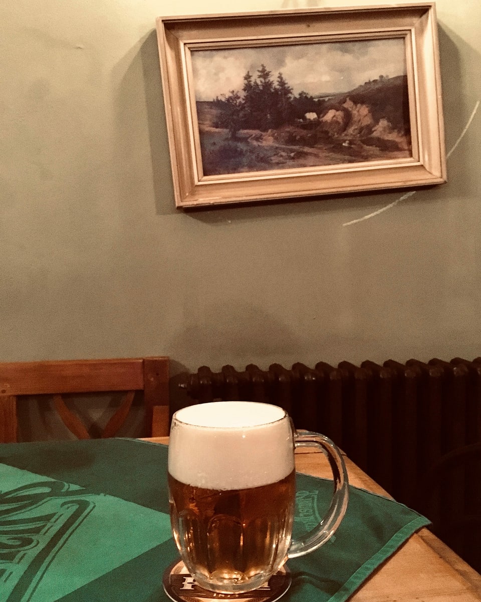 Ein Bier steht auf einem Tisch