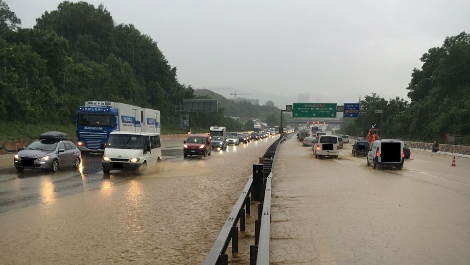 Überfluteter Autobahnabschnitt in Augst