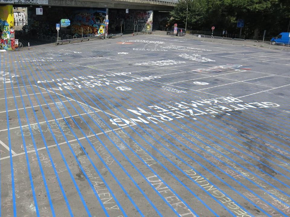 Ein Parkplatz mit Linien aus blauem Klebestreifen.